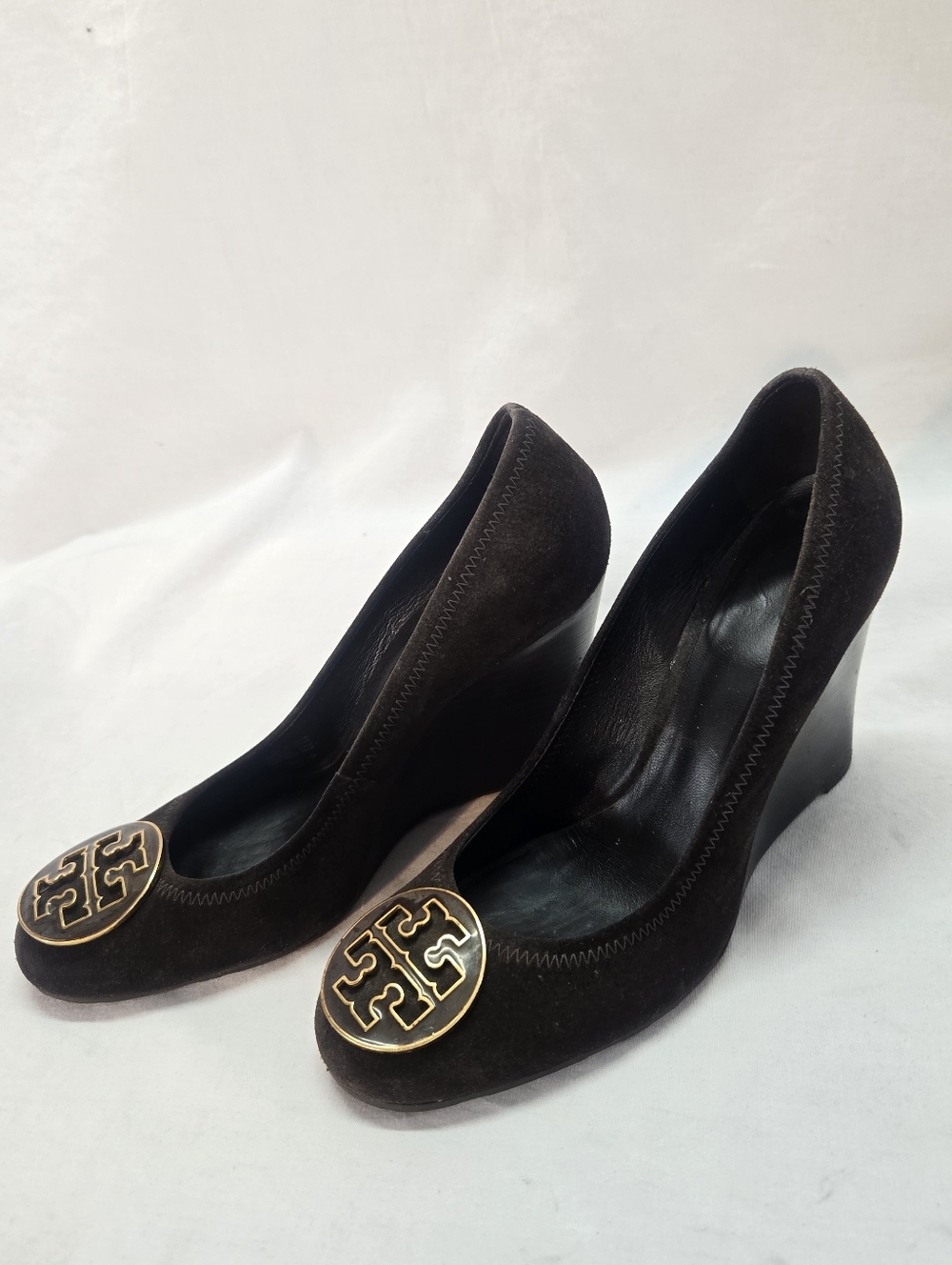 Tory Burch Women's 8M Sally Brown Suede Leather 3 5" Wedge Heels Gold Medallion